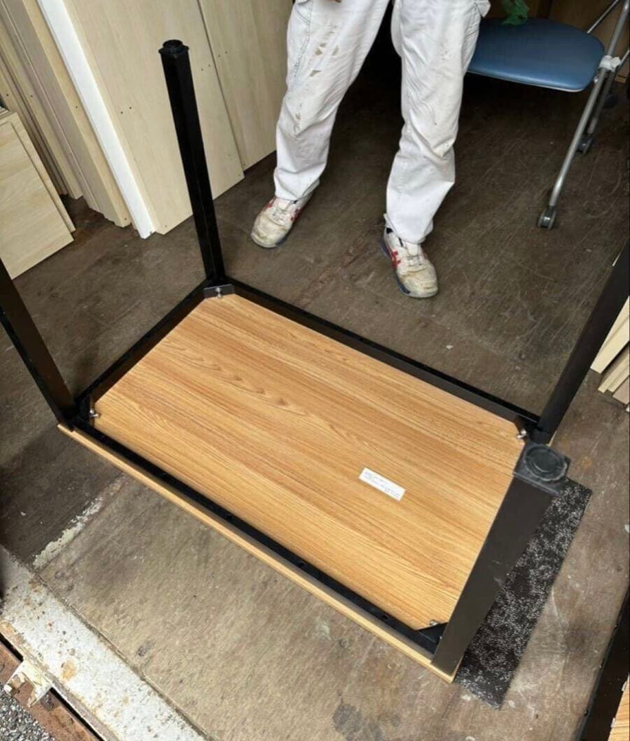 シンプルモダンテーブル