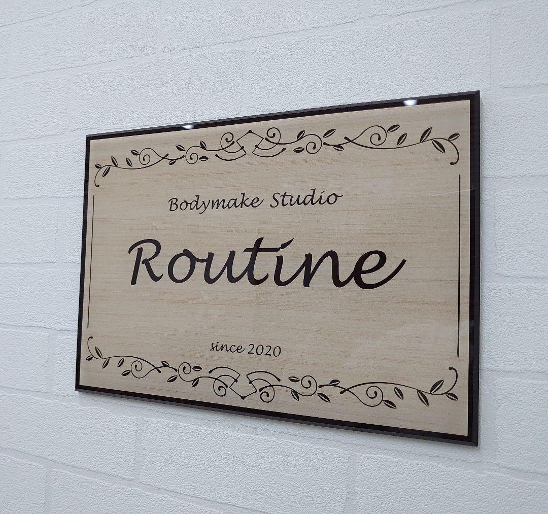 モダンな木目調飾り付アクリル表札＊１㎜単位＊最先端ＵＶ印刷＋鏡面仕上げ＊穴開OK