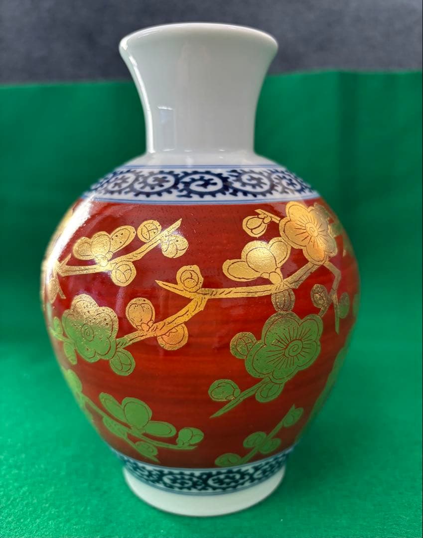 有田焼　藍窯　超高級赤色の陶器に金箔の花模様が施された美しい花瓶、壺。