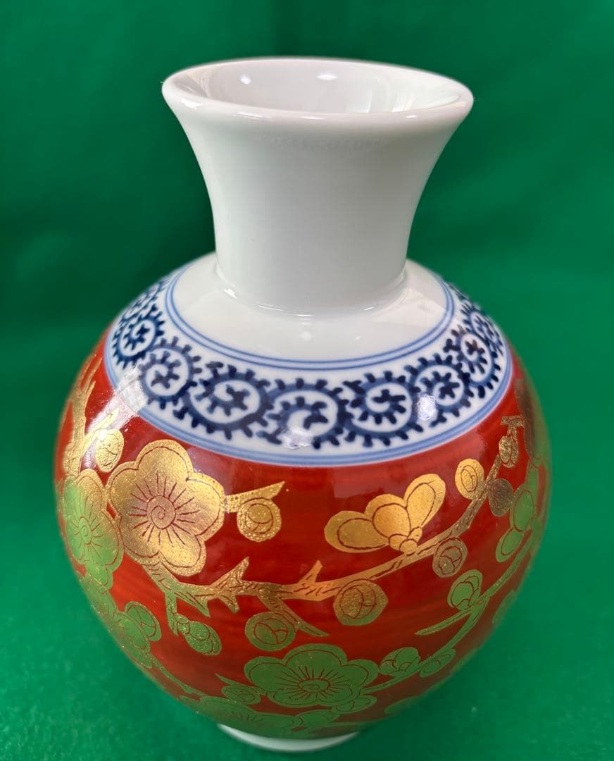 有田焼　藍窯　超高級赤色の陶器に金箔の花模様が施された美しい花瓶、壺。