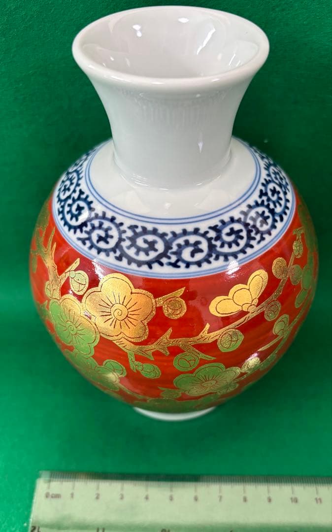 有田焼　藍窯　超高級赤色の陶器に金箔の花模様が施された美しい花瓶、壺。