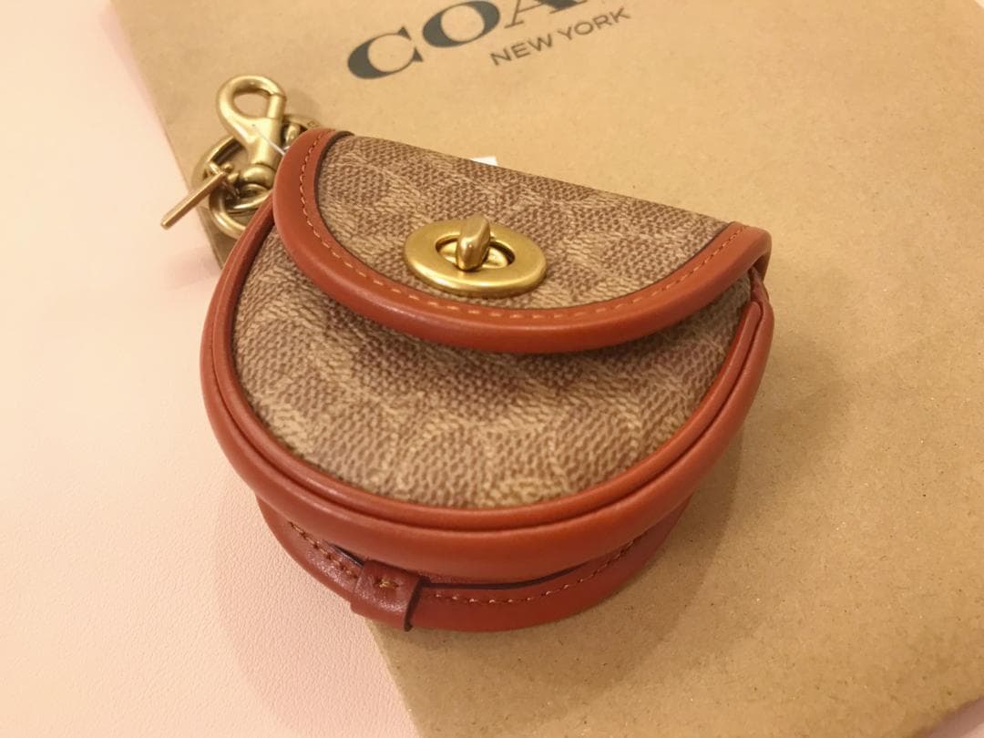 新品coach ミニ サドル バッグ チャーム シグネチャー
