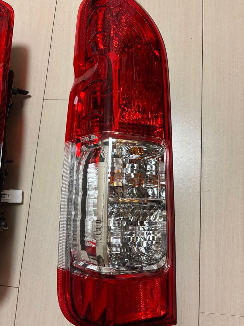 ハイエース 5型　純正　テールランプ