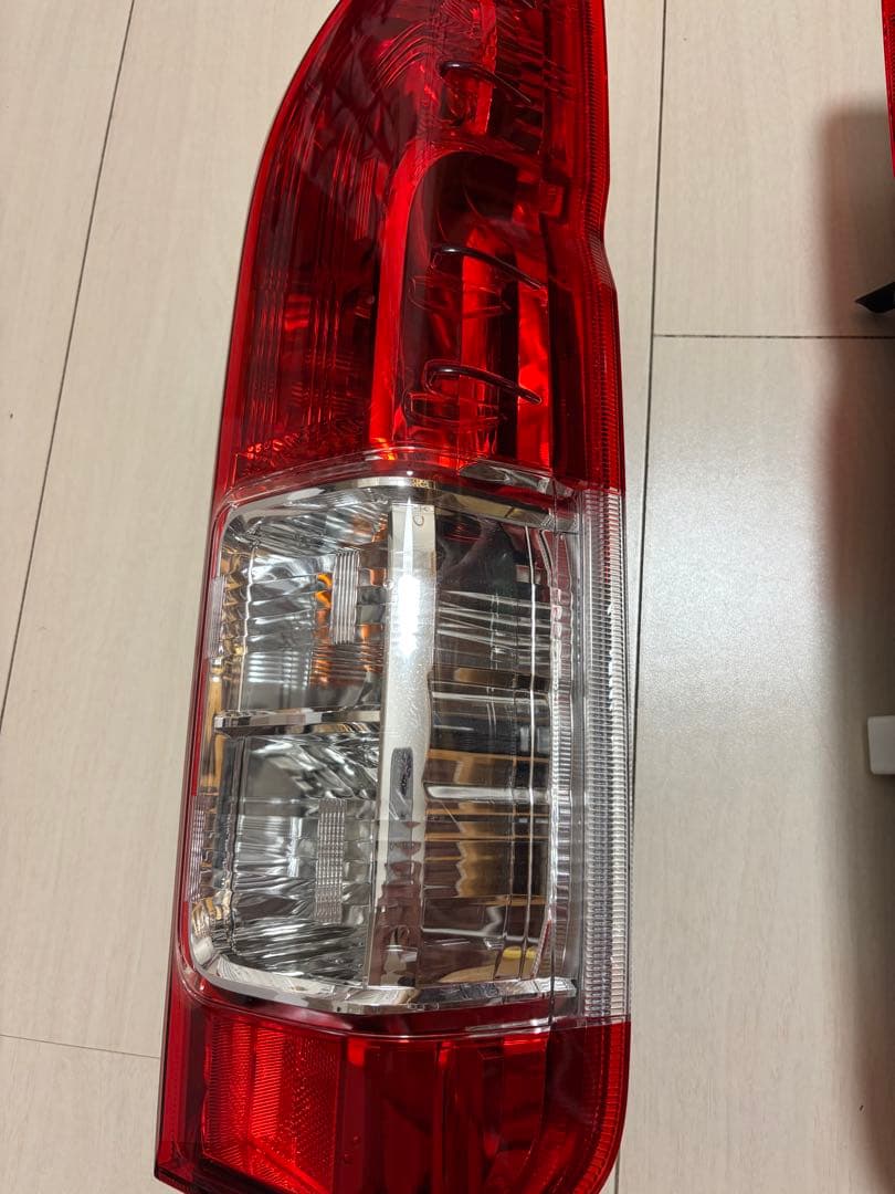 ハイエース 5型　純正　テールランプ