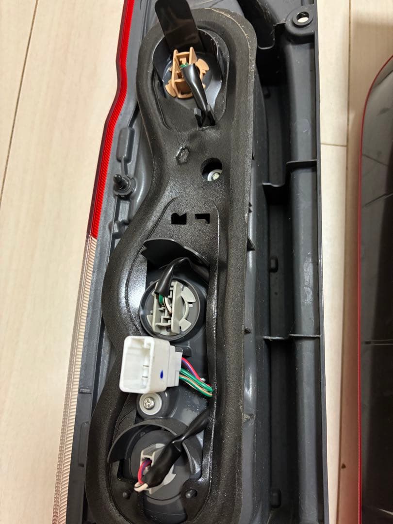 ハイエース 5型　純正　テールランプ
