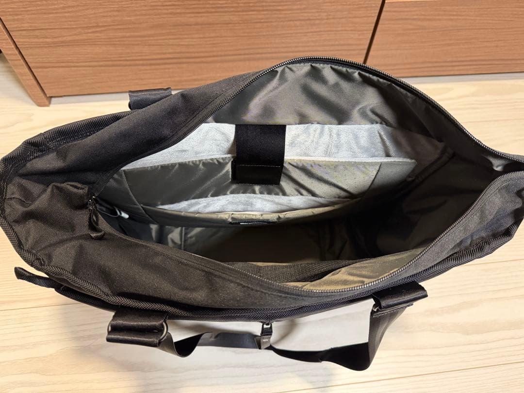 バッグ INCASE Tracks Tote / 22L - Black-