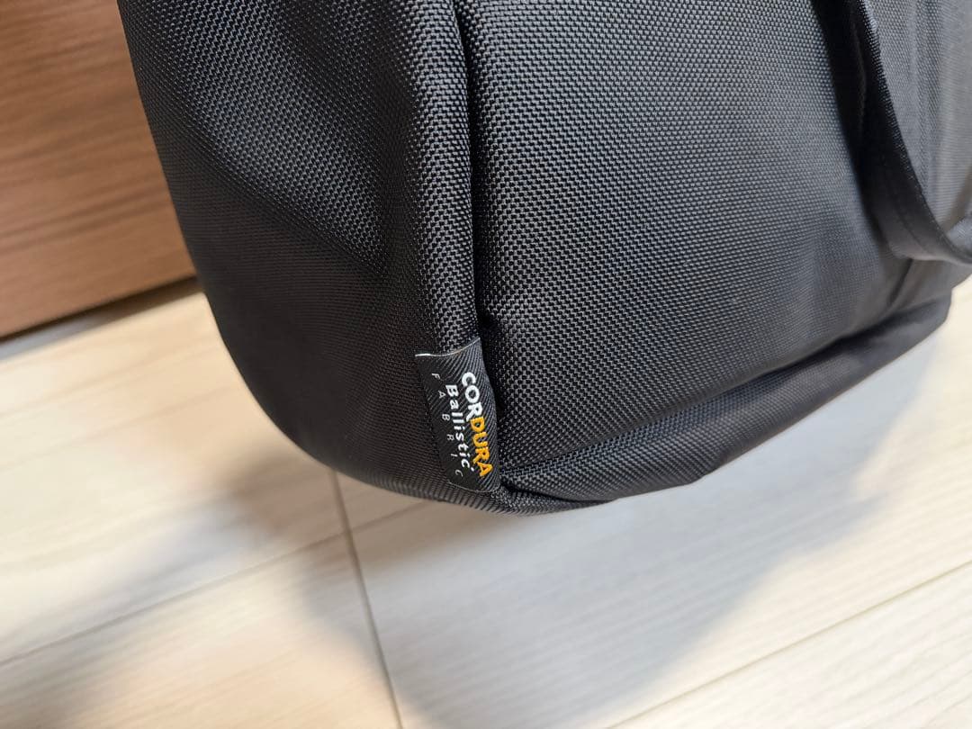 バッグ INCASE Tracks Tote / 22L - Black-