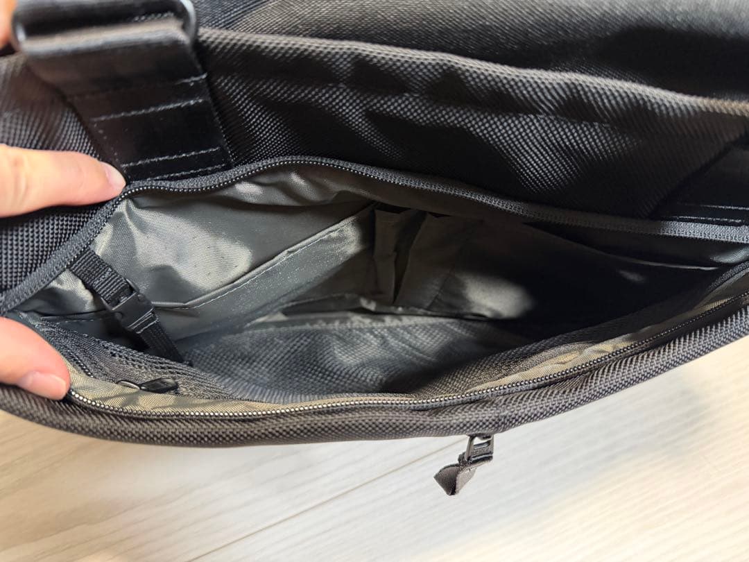 バッグ INCASE Tracks Tote / 22L - Black-