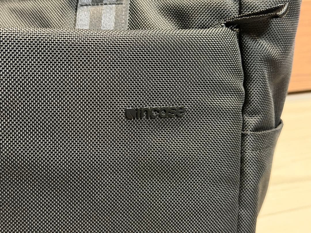 バッグ INCASE Tracks Tote / 22L - Black-