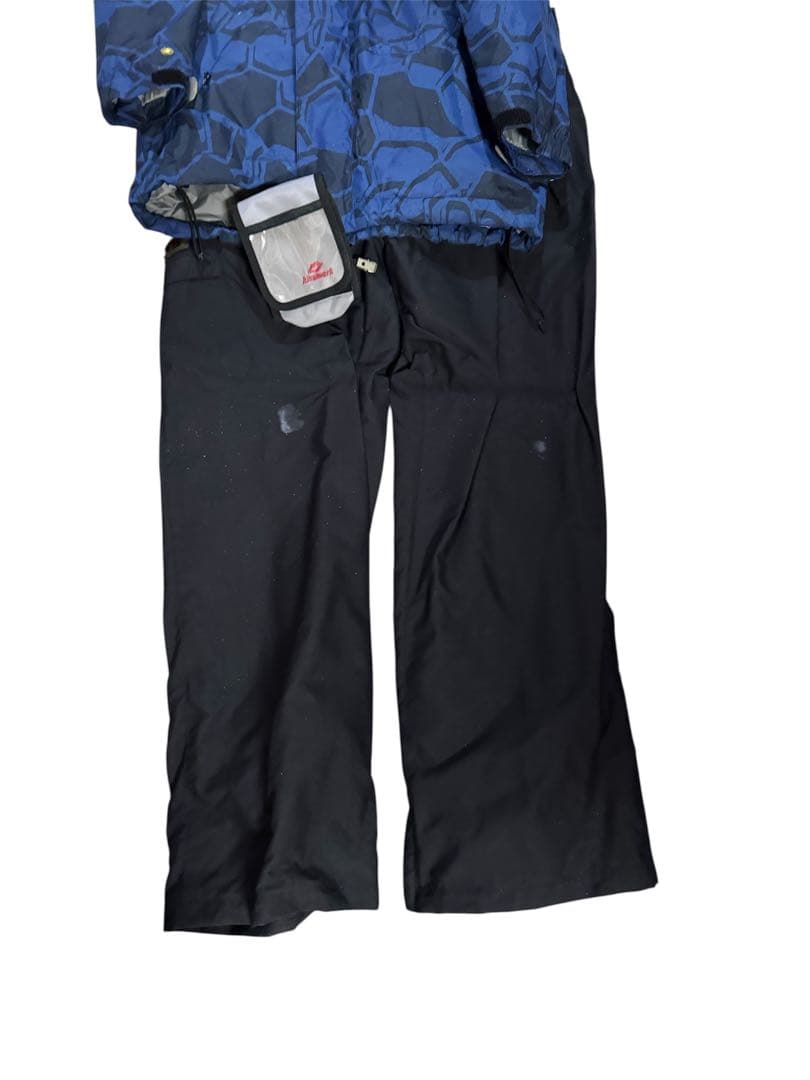 上着は ボンファイヤーで 下は ボルコムです