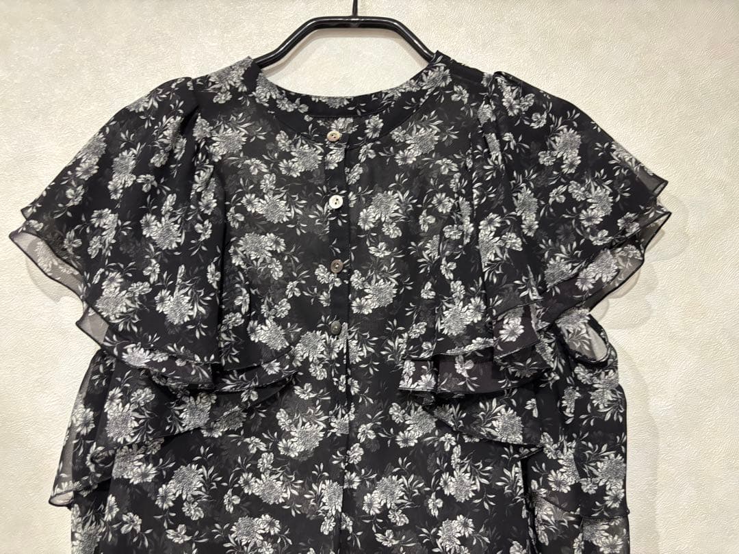 ANAYI ラインフラワープリントラッフルソデブラウス 定価¥31,900