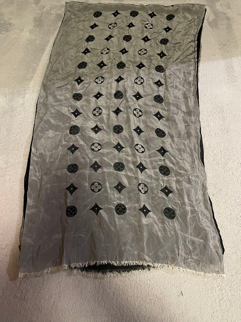 Louis Vuitton 刺繍模様 スカーフ 黒