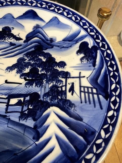 青白い風景の陶器皿