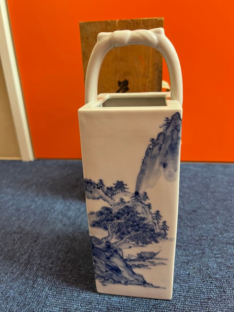 1055 九谷焼 陶宝 染付山水図 手付角花瓶　未使用