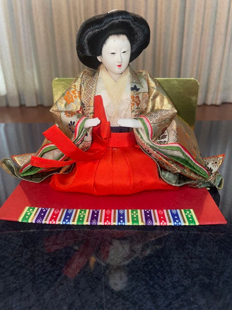 雛人形 伝統的和装 金色赤色
