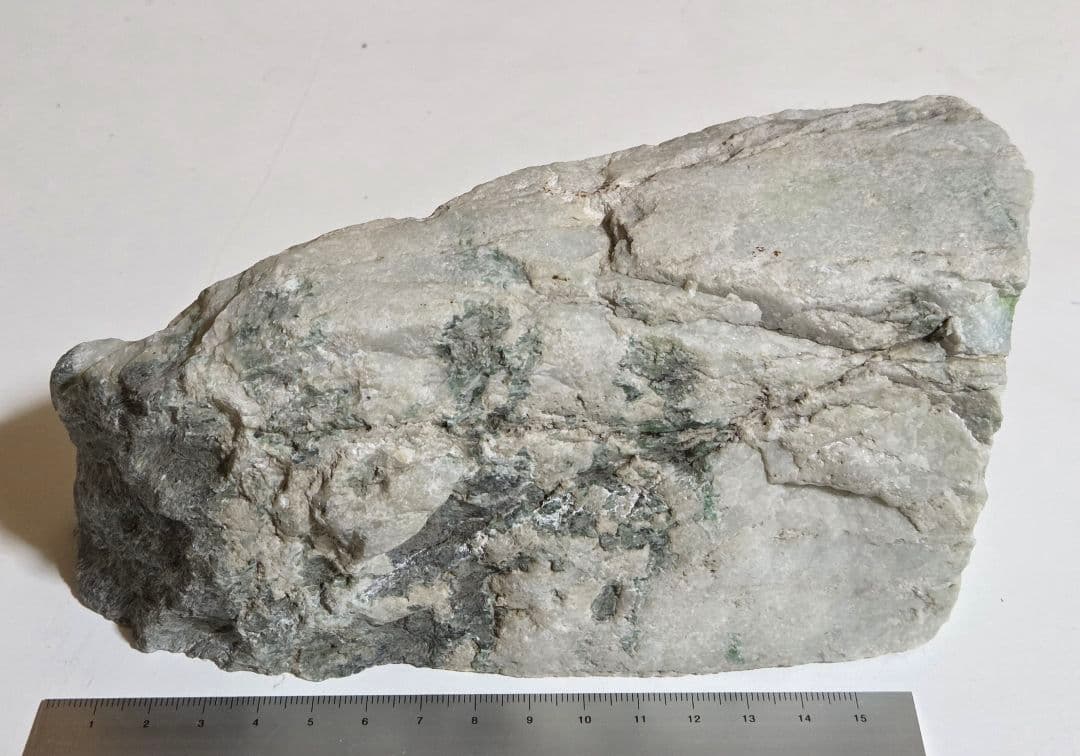 翡翠　糸魚川　原石　鉱石標本　2060g　W185×D75×H83mm