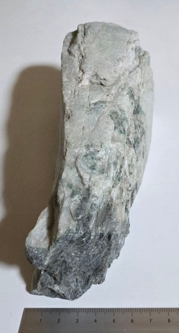 翡翠　糸魚川　原石　鉱石標本　2060g　W185×D75×H83mm