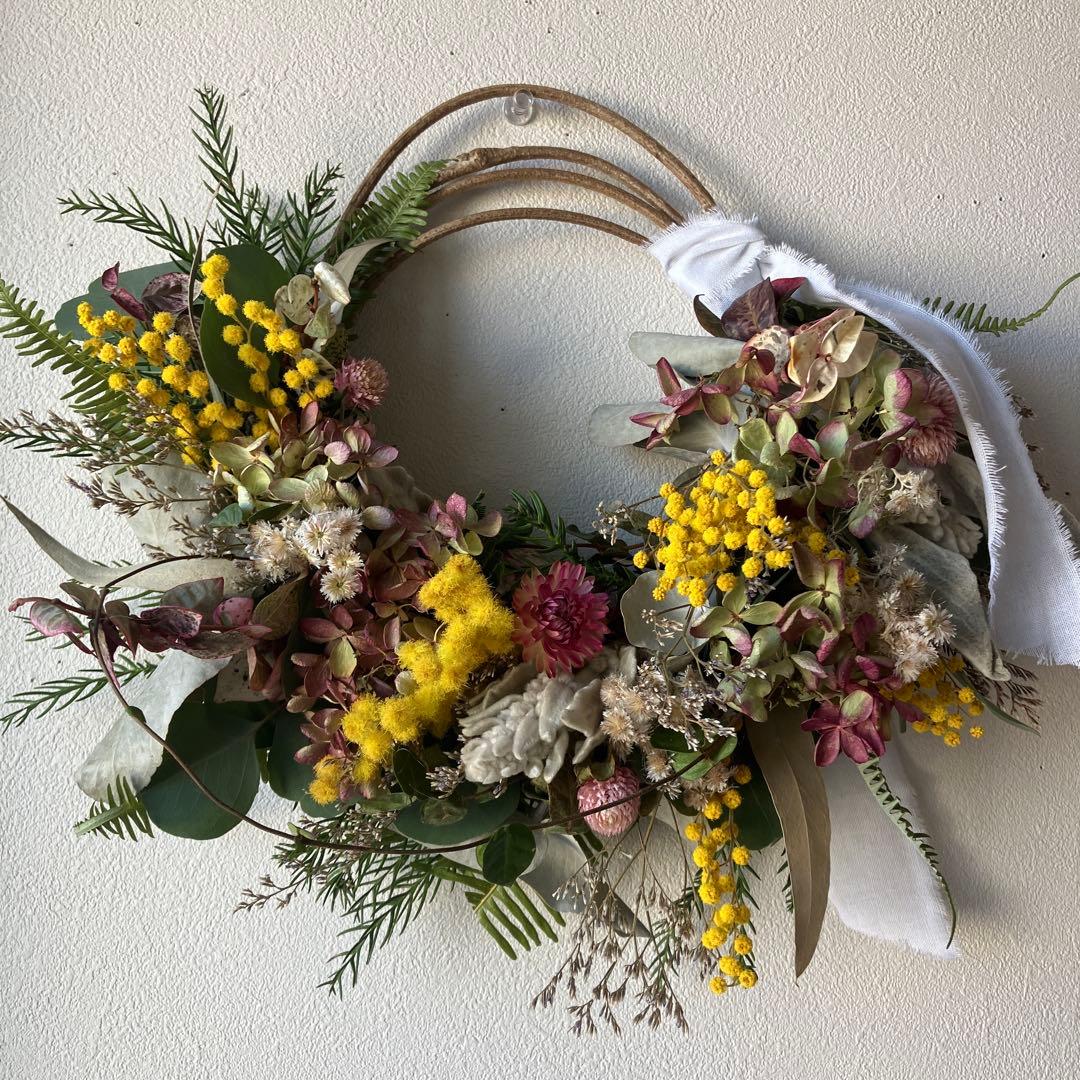 ミランドール産ミモザと水無月紫陽花のハーフリース　ラムズイヤー　貝細工　春待ち