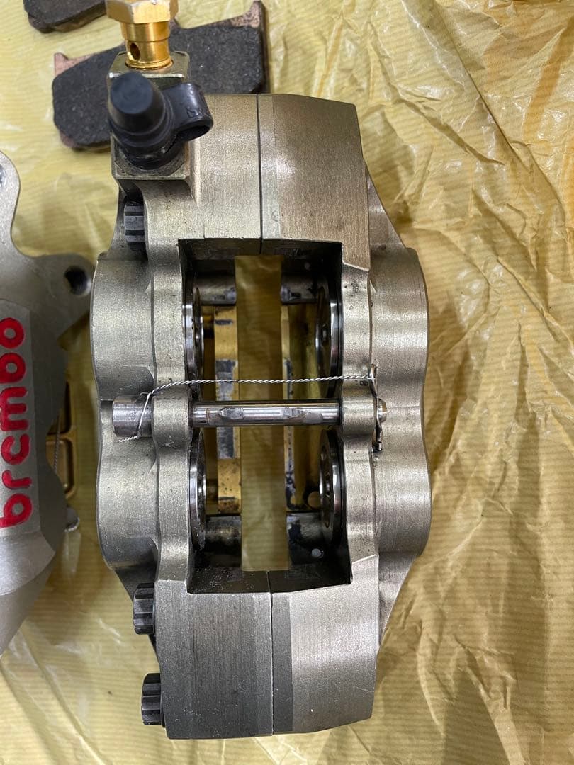 bremboレーシング ブレンボキャリパー 40mmピッチ　チタンピストン