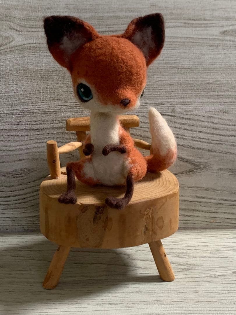 羊毛フェルト　キタキツネとオンコ(イチイ)の椅子　作家さんの作品
