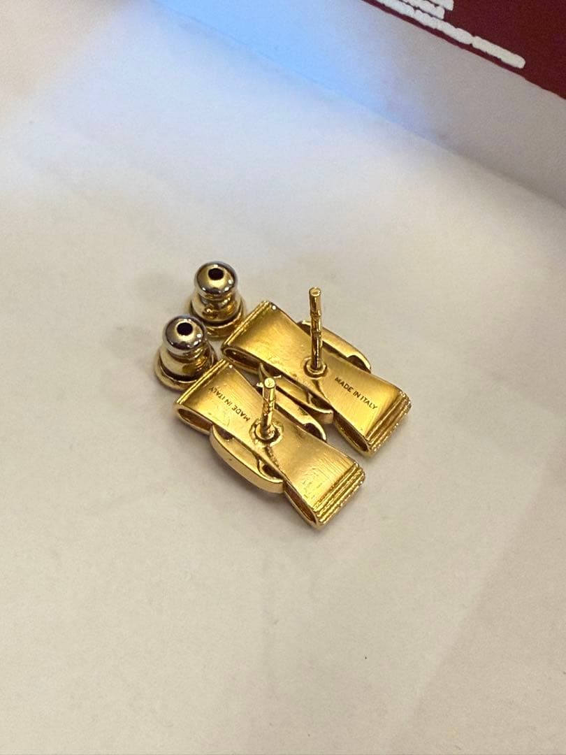 【箱付き美品】Salvatore Ferragamo ゴールド バラ　ピアス