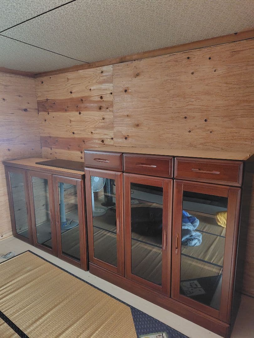 木製ガラス扉収納棚