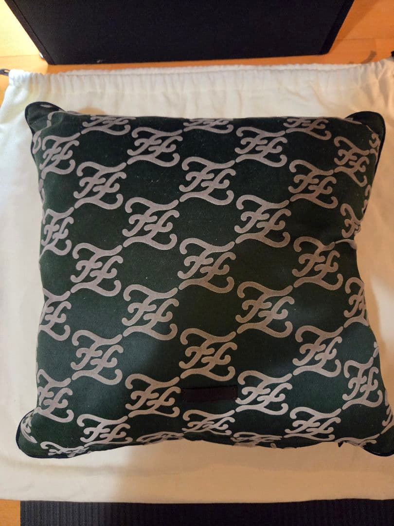 FENDI　フェンディ　カリグラフィ　クッション　カバー　雑貨