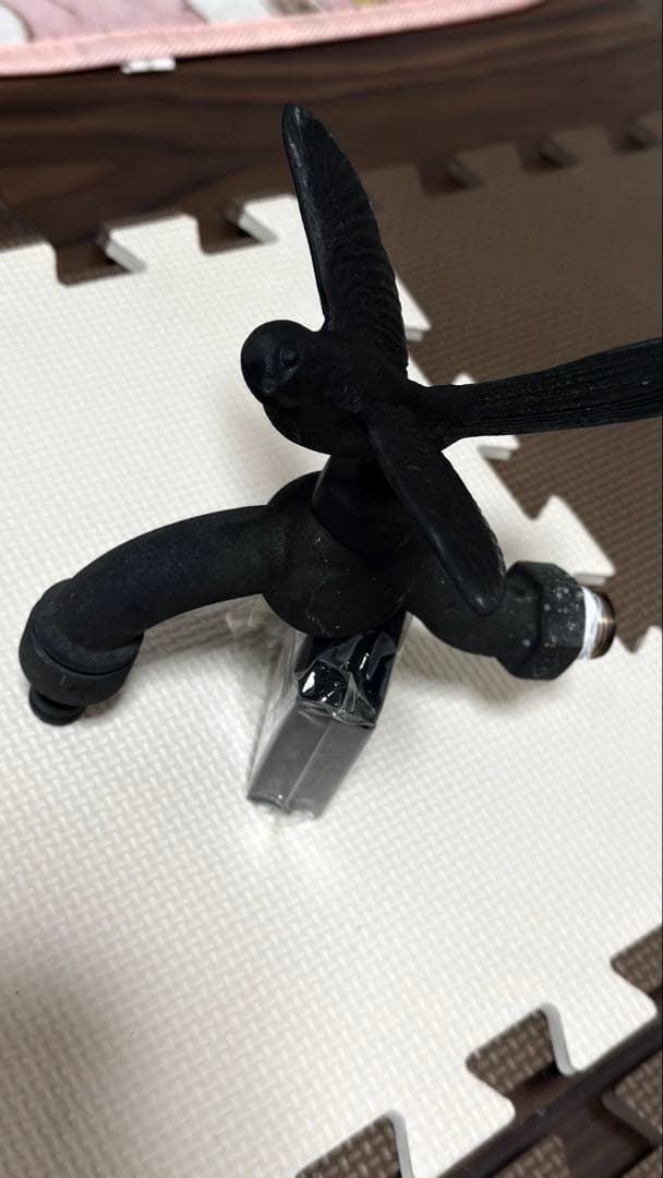 黒色スズメの羽をひらいた、アンテーク蛇口です。羽を開いたスズメです。
