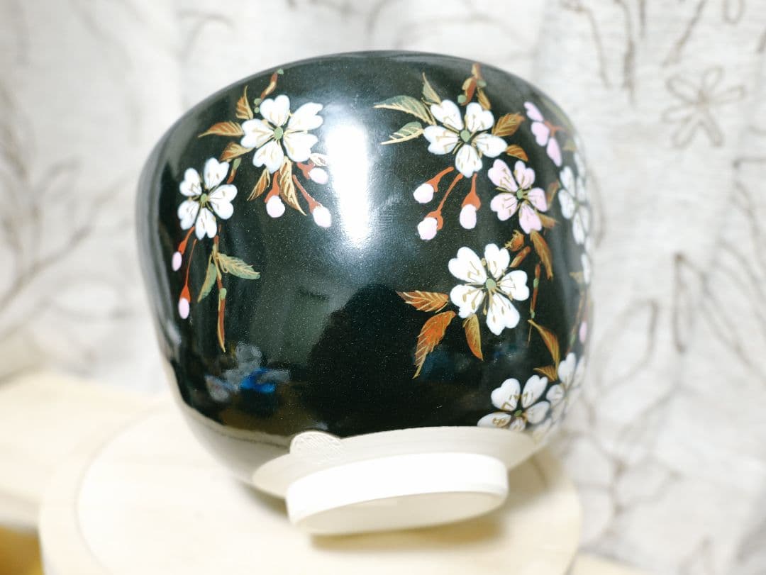花柄の黒い茶碗 matcha bowl
