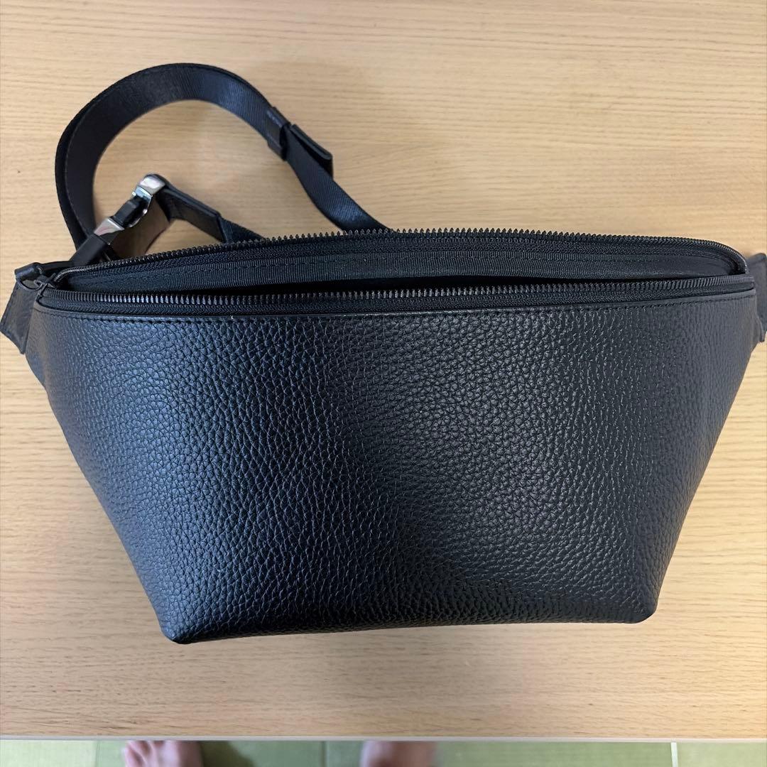 HushTug カーブドボディバッグ