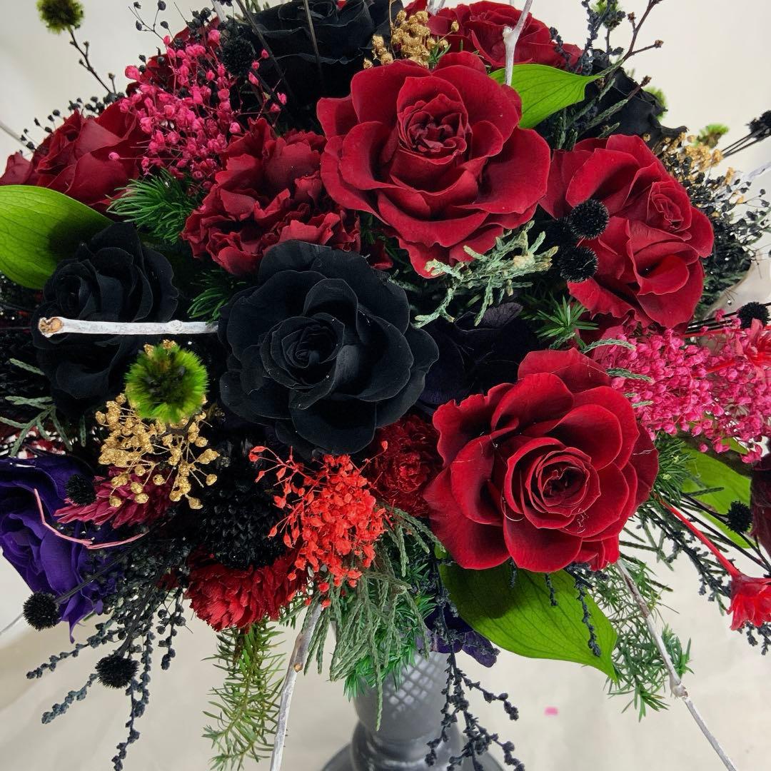 プリザーブトフラワーアレンジメント　ワインレッドの薔薇花と黒い薔薇花の出逢いの時