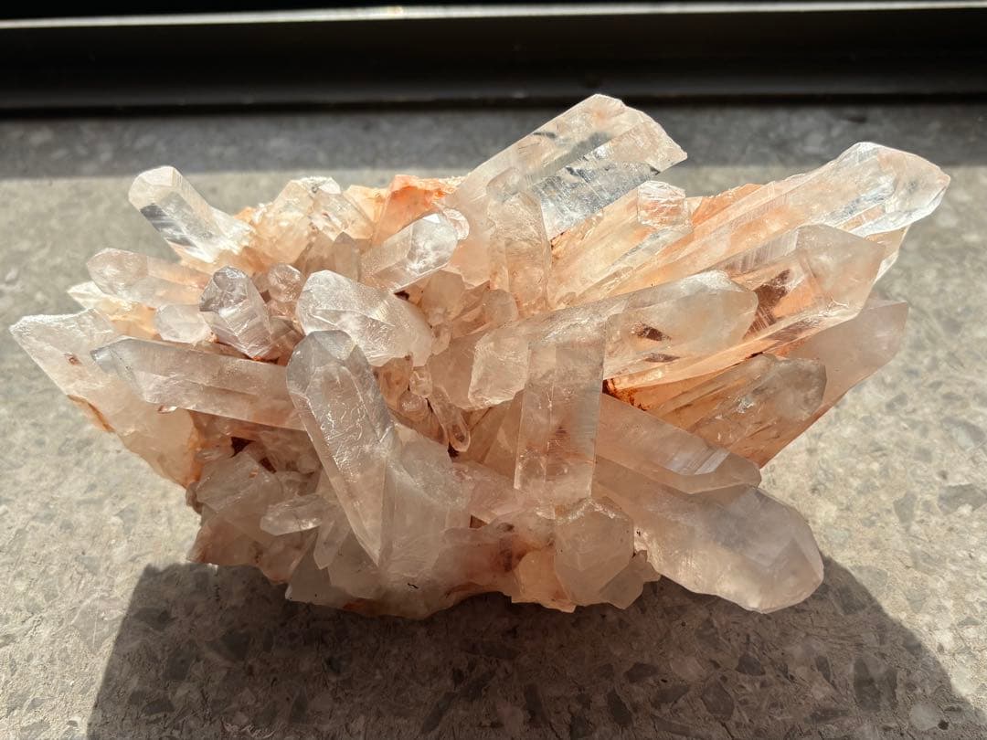 ピンク水晶クラスター　1059g マダガスカル産　優しくて可愛い　天然石