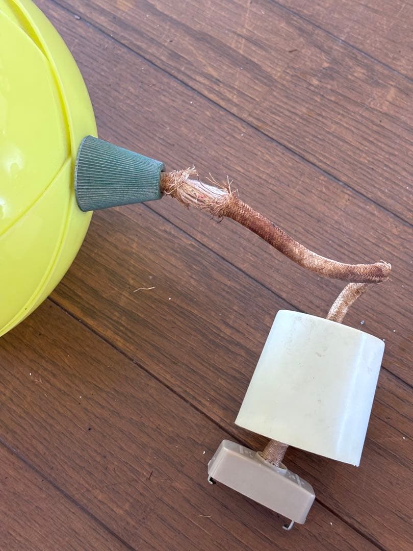 昭和レトロ　吊り下げ照明　黄色チューリップ型ペンダントライト　イエロー