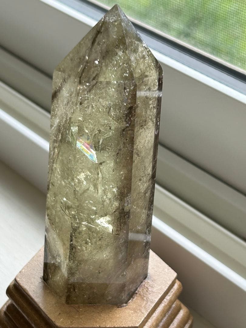 光を内包する景色 レインボー入り スモーキークォーツ オベリスク（一点もの）
