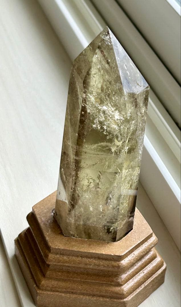 光を内包する景色 レインボー入り スモーキークォーツ オベリスク（一点もの）