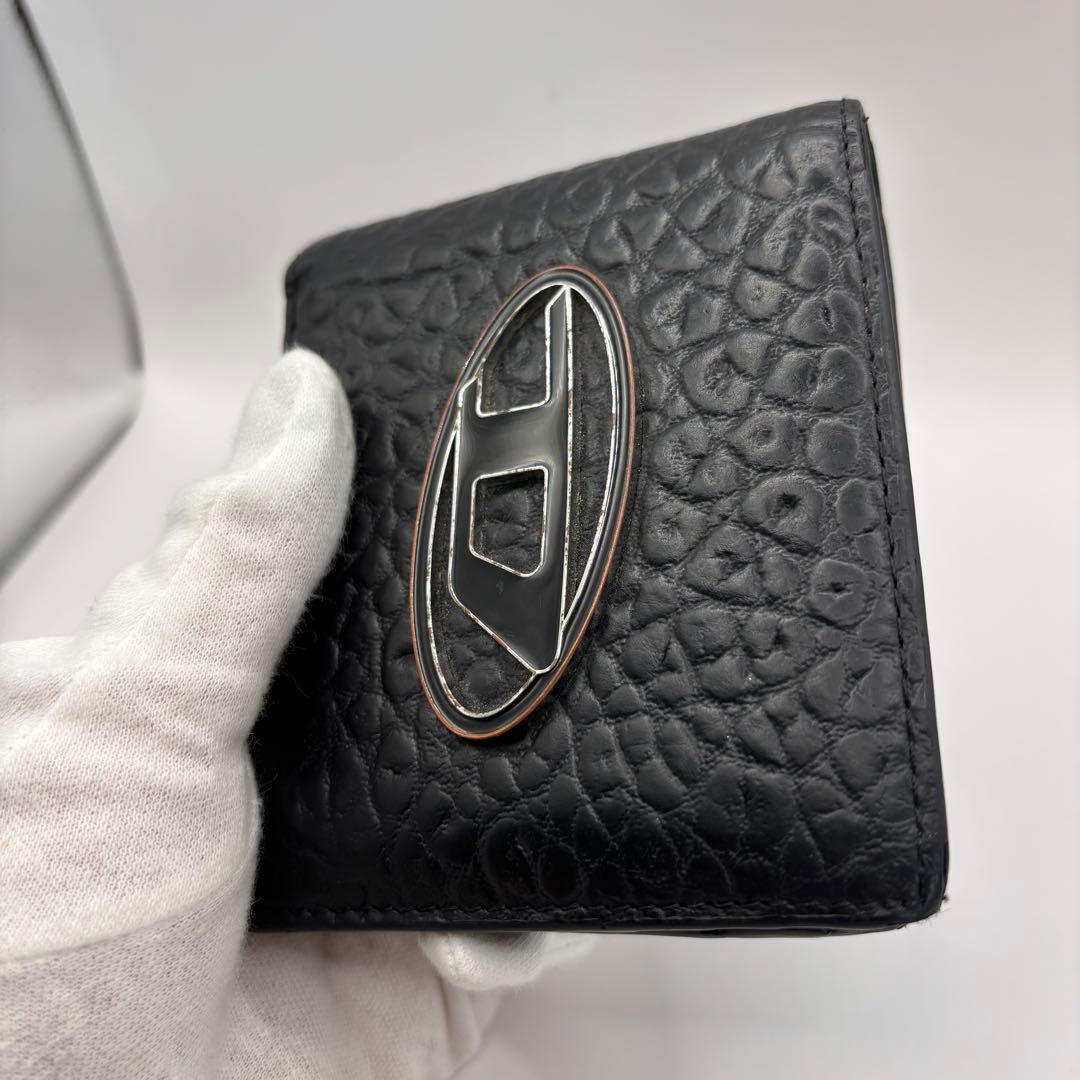 DIESEL 二つ折り財布　ブラック　型押し　D ロゴ　エンボス　シルバー