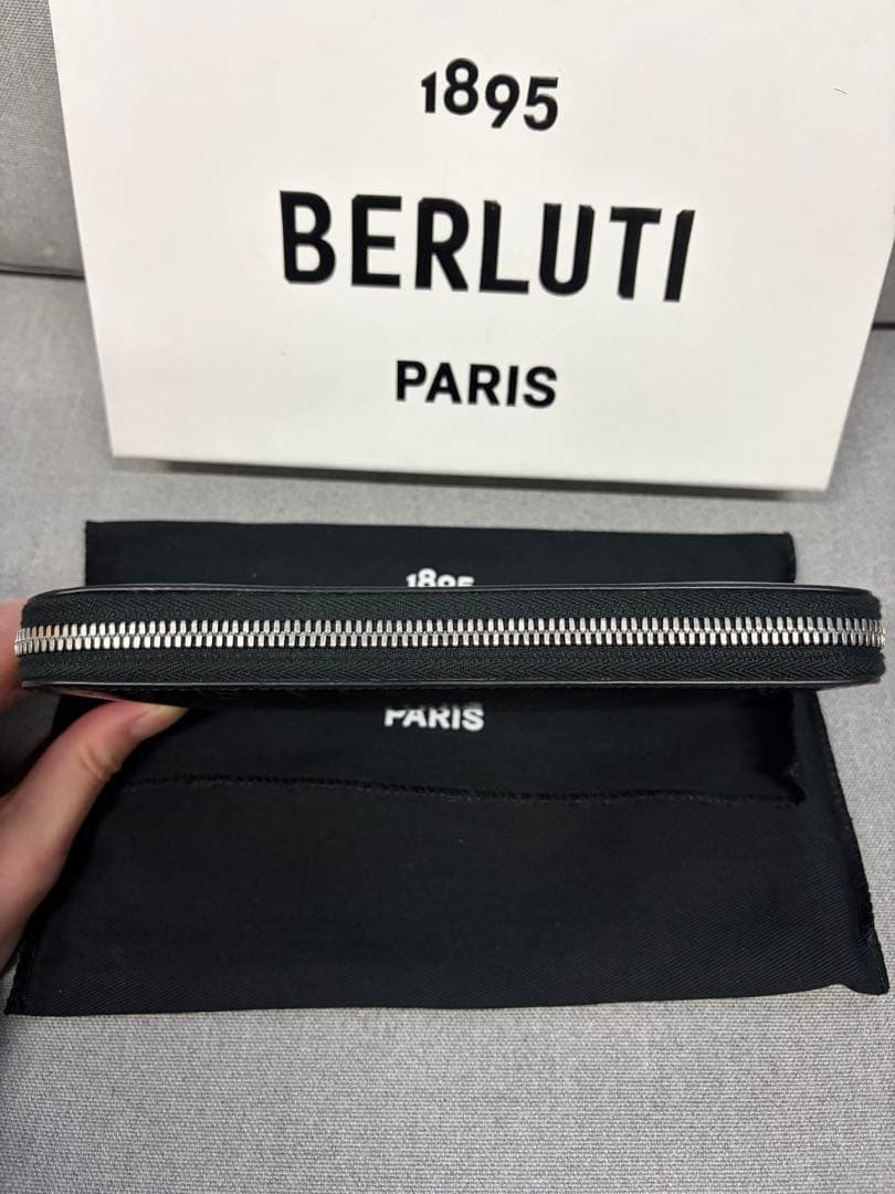 Berluti (ベルルッティ) イタウバ ラウンドジップロングウォレット