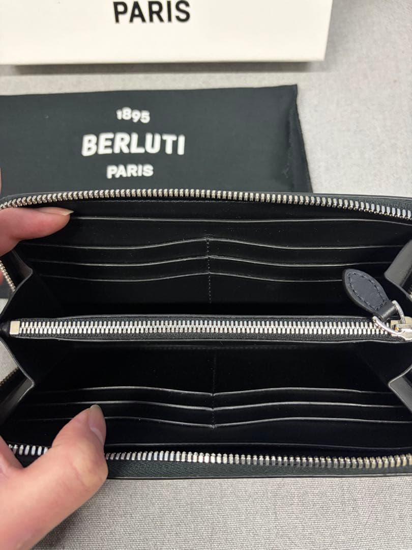 Berluti (ベルルッティ) イタウバ ラウンドジップロングウォレット