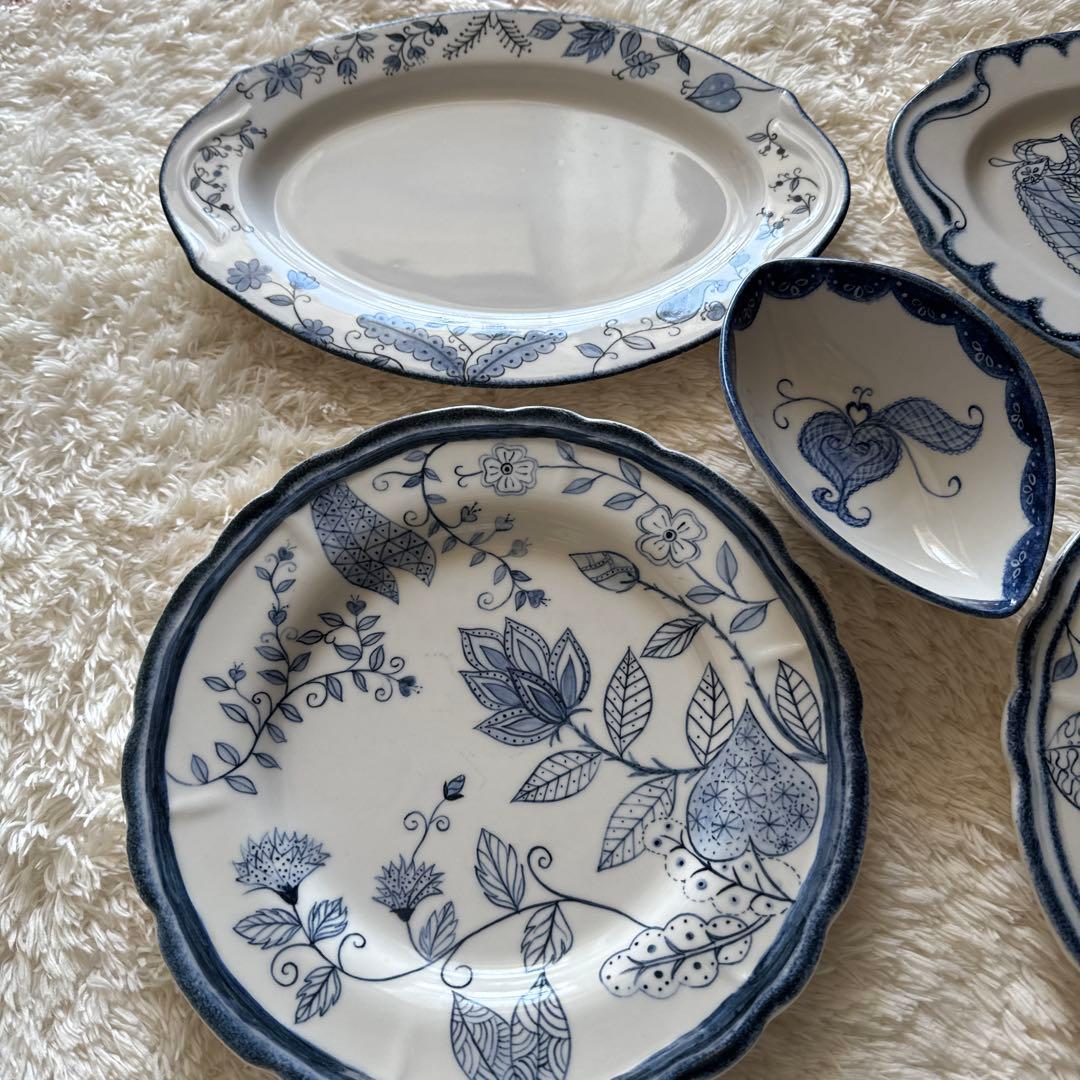 青い花柄の食器セット
