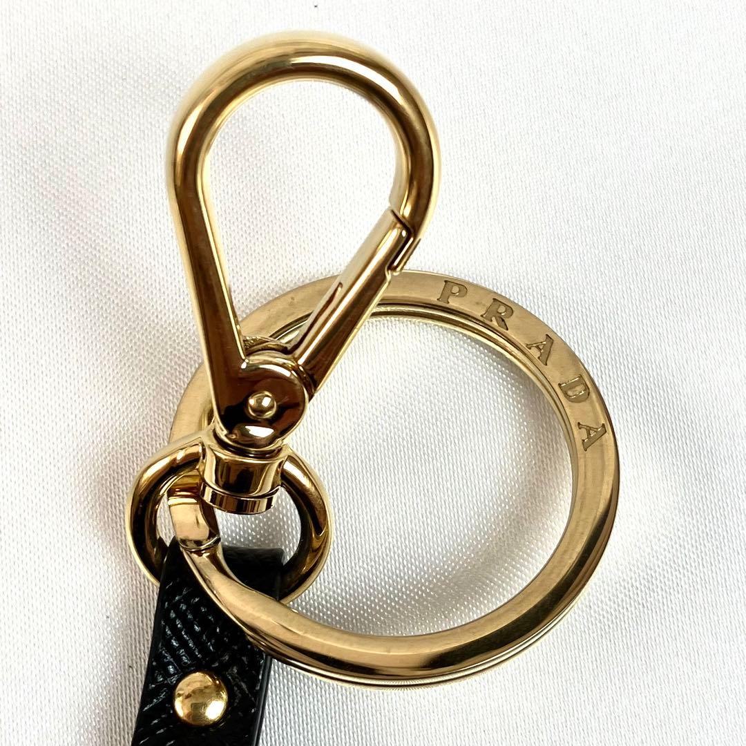 【極美品】PRADA キーホルダー　サフィアーノレザー　三角ロゴ　ゴールド金具