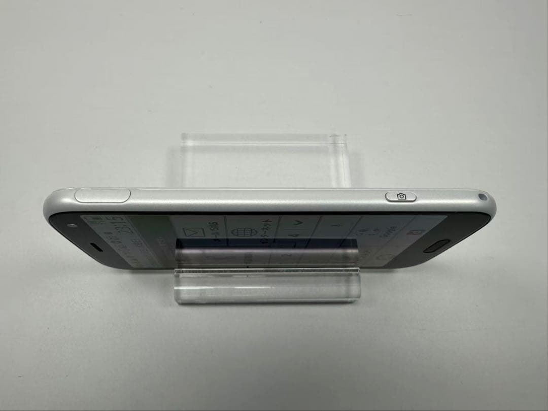 美品 NTT docomo らくらくスマートフォン F-52B ホワイト