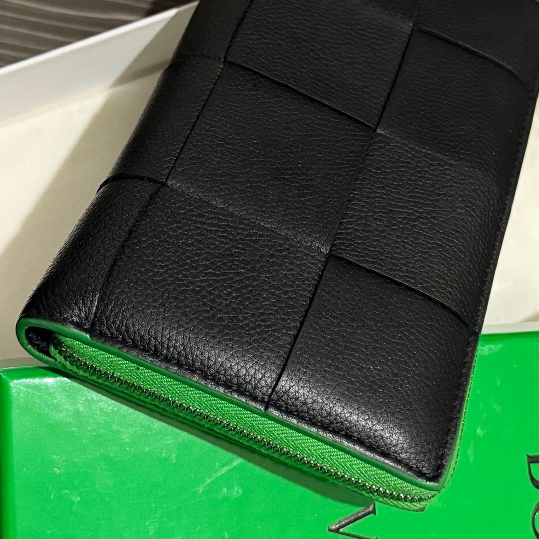 美品 ボッテガヴェネタ カセット ラウンドファスナー 長財布 ブラック×グリーン