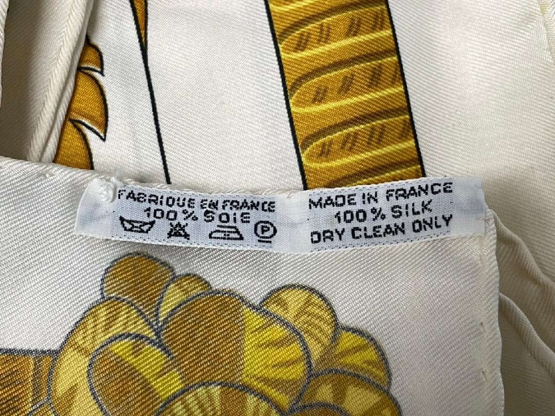 【セール】HERMES エルメス 　カレ 90　スカーフ　羽飾りの騎士兜　白✕金