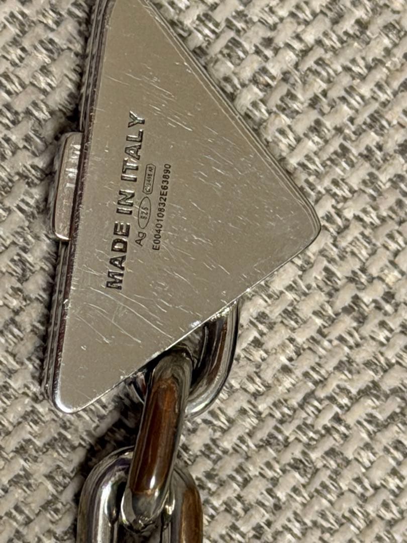 PRADA 三角ロゴプレート ヘアピン