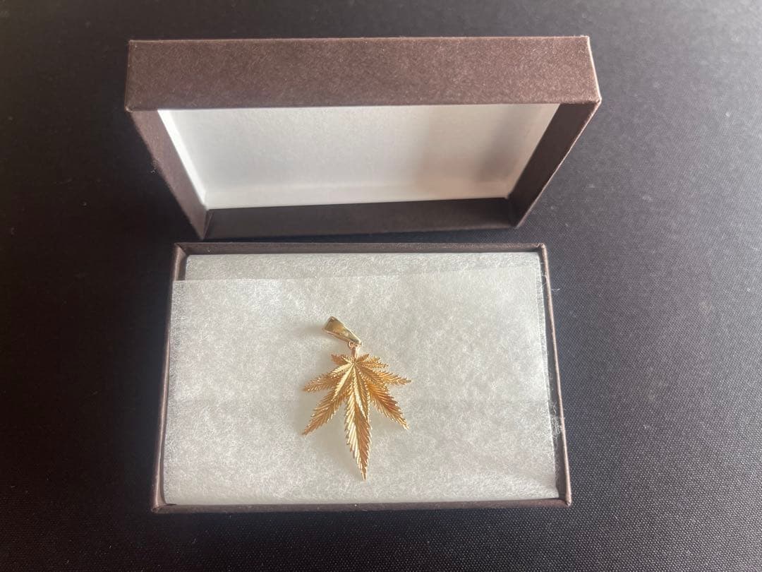 AVALANCHE マリファナリーフペンダント