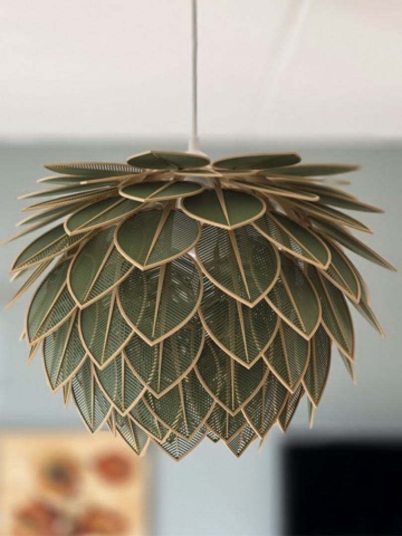 葉型ペンダントライト 緑色とベージュ