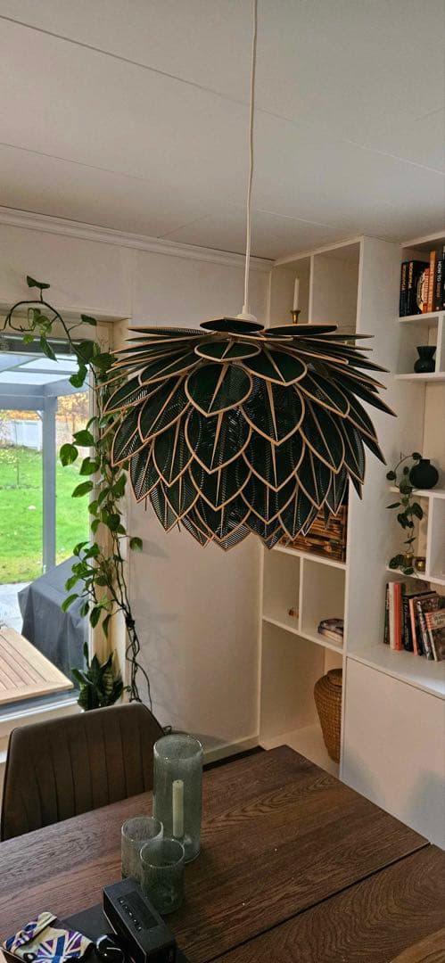 葉型ペンダントライト 緑色とベージュ