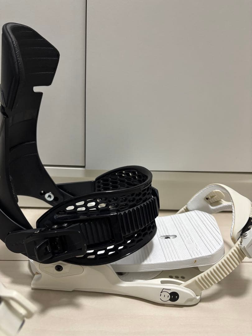 DRAKE FIFTY M スノーボードビンディング ホワイト/ブラック