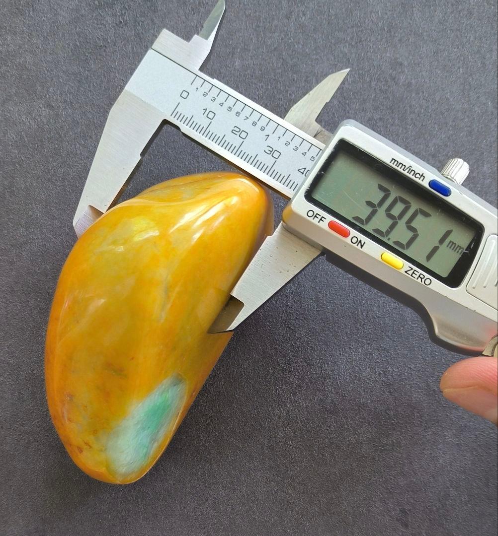 ミャンマー産本翡翠（ジェダイト）の原石（369ｇ）