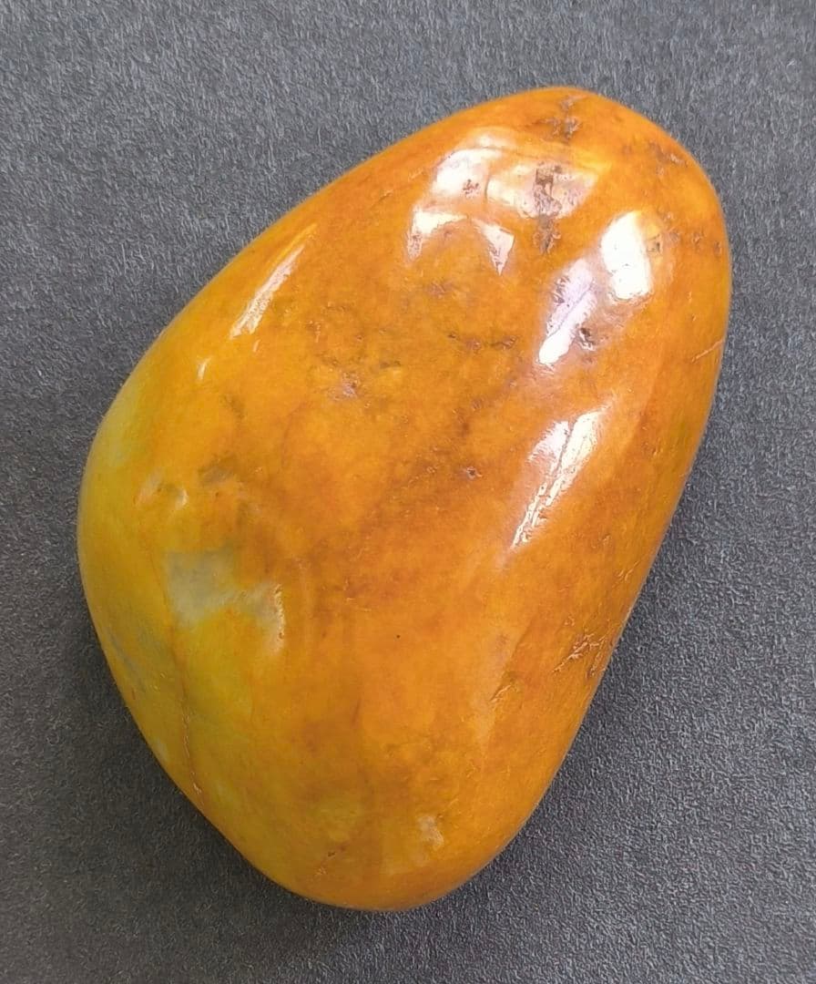 ミャンマー産本翡翠（ジェダイト）の原石（369ｇ）